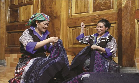 Người Mông bền bỉ bảo tồn trang phục truyền thống