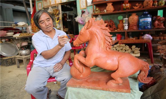 Về làng gốm 500 tuổi xem nghệ nhân trổ tài chế tác linh vật Tết Bính Ngọ
