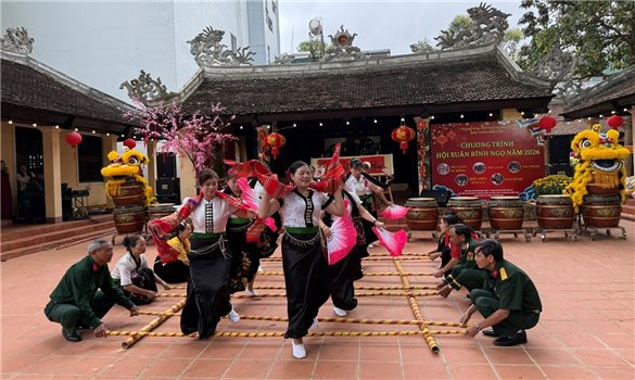 Chào Xuân Bính Ngọ trong ngôi đình trăm tuổi