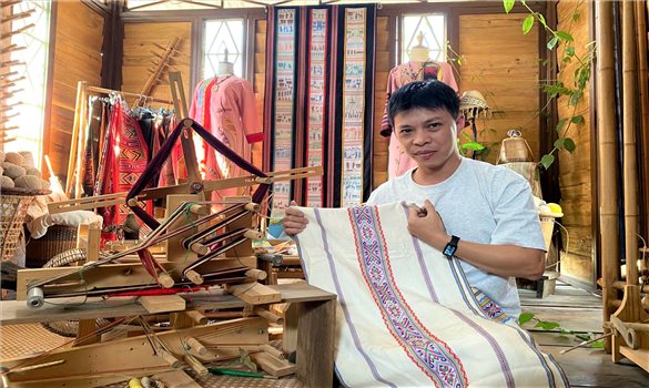 Chàng trai 15 năm đi tìm "đất sống" cho thổ cẩm Ba Na