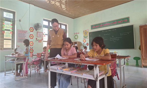 "Ngọn lửa" nuôi dưỡng trí thức cho con em người Bru Vân Kiều ở bản biệt lập