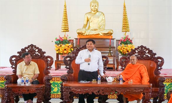 Thứ trưởng Y Thông chúc tết tại Học viện Phật giáo Nam tông Khmer và Trường Bổ túc Văn hóa Pali Trung cấp Nam Bộ