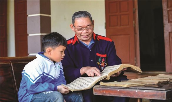 Bền bỉ gìn giữ chữ Nôm Dao