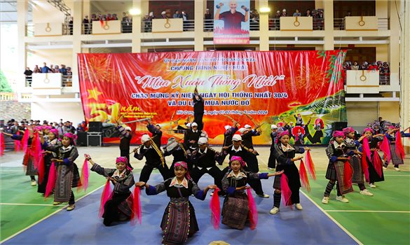 [Photo] Ấn tượng màn múa khèn, múa khăn của các 