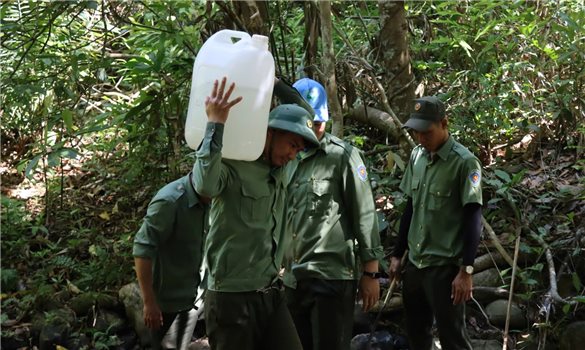 Thiếu nước, nhân viên bảo vệ rừng ở Quảng Ngãi phải lấy nước suối về sinh hoạt