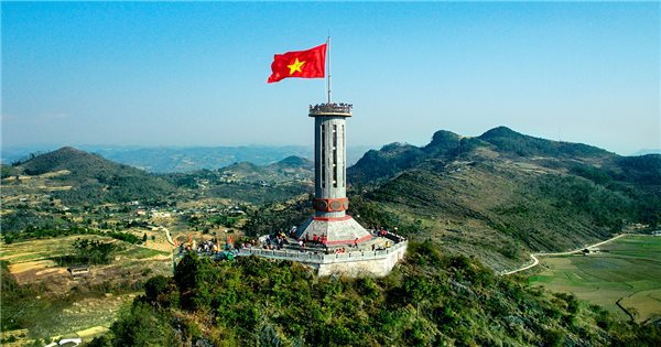 Lá cờ tổ quốc sẽ luôn toả sáng trong lòng người Việt Nam. Năm 2024, lá cờ tổ quốc sẽ được cất cán cao ngay tại cột cờ Lũng Cú. Hãy cùng nhìn vào bức hình đầy cảm xúc này để tôn vinh sự kiêu hãnh và linh thiêng của quốc kỳ Việt Nam.