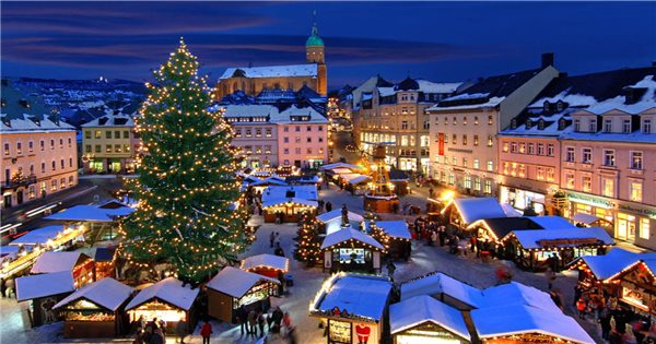 Giáng Sinh là thời điểm để chúng ta vui chơi cùng gia đình và bạn bè. Hãy cùng nhau thưởng thức những hình ảnh đẹp về ngày lễ Giáng Sinh như những cây thông rực rỡ ánh đèn và cảnh chú ý đón ông già Noel mang đến những món quà ý nghĩa.