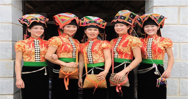 Người đẹp các nước khoe sắc với trang phục dân tộc Thái - Ngôi sao