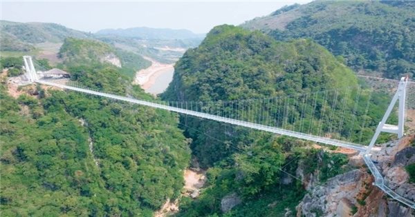 Cầu kính ở Mộc Châu được công nhận kỷ lục dài nhất thế giới