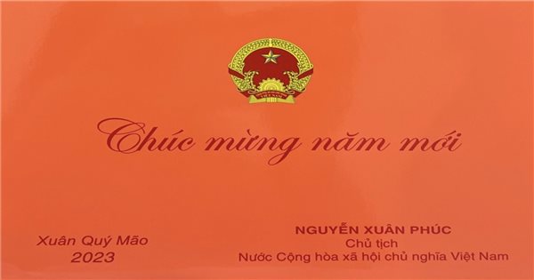 Thủ tướng Nguyễn Xuân Phúc với sự lãnh đạo tài tình, đang dẫn dắt đất nước di chuyển vượt bao thử thách. Với những năng lực và tinh thần không ngừng nỗ lực của mình, ông hứa hẹn sẽ mang lại những bước tiến lớn cho sự phát triển của Việt Nam.