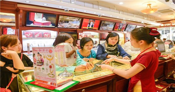 Giá vàng ngày 8/2: Tăng chóng mặt, lập kỷ lục mới