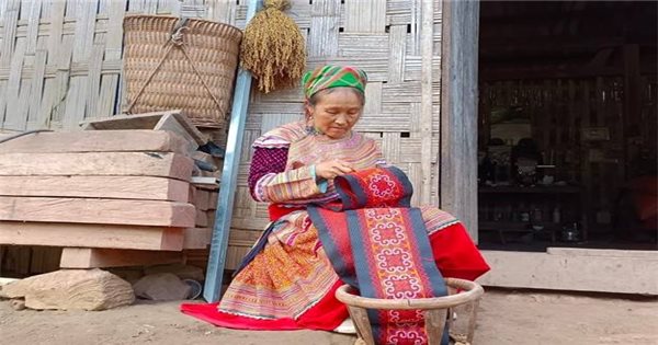 Có bao nhiêu loại áo dân tộc Mông Nam phổ biến?
