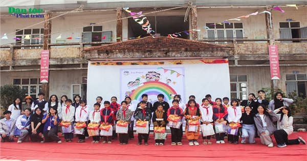 Lạng Sơn: Nhiều phần quà được trao cho các em nhỏ DTTS Trường PTDT