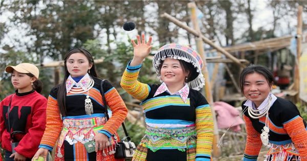 Rộn ràng đón Tết cổ truyền của đồng bào Mông ở Sơn La | Báo Dân tộc và Phát  triển