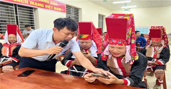 Từ “họp không giấy” đến quét QR điểm danh tại xã vùng cao Điền Xá