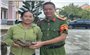 Người dân bàn giao cá thể rùa núi vàng quý hiếm cho Kiểm lâm thả về tự nhiên