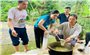 Bữa cơm ấm áp ngày lũ của đồng bào Thái bản Vẽ