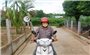 Xúc động hình ảnh Trưởng thôn chạy xe máy phát loa tuyên truyền phòng chống dịch tả lợn châu Phi