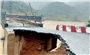 Gần 300 hộ dân xã Tam Quang bị chia cắt vì cầu bắc qua sông Cả bị sụt mố