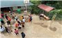 Thầy cô nghẹn ngào nhớ lại khoảnh khắc cơn lũ ập xuống trong đêm