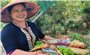 Phụ nữ Bru Vân Kiều làm du lịch bên suối A Lao