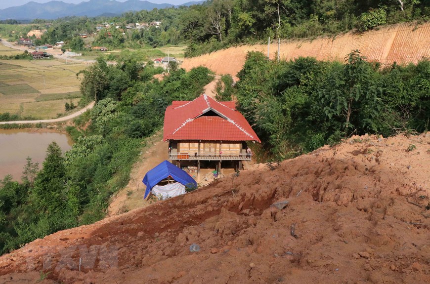 Một ngôi nhà sàn của gia đình người Thái (xã Pá Khoang) mới xây dựng ngay chân dốc, sát bên vách đất cao (Ảnh TL)