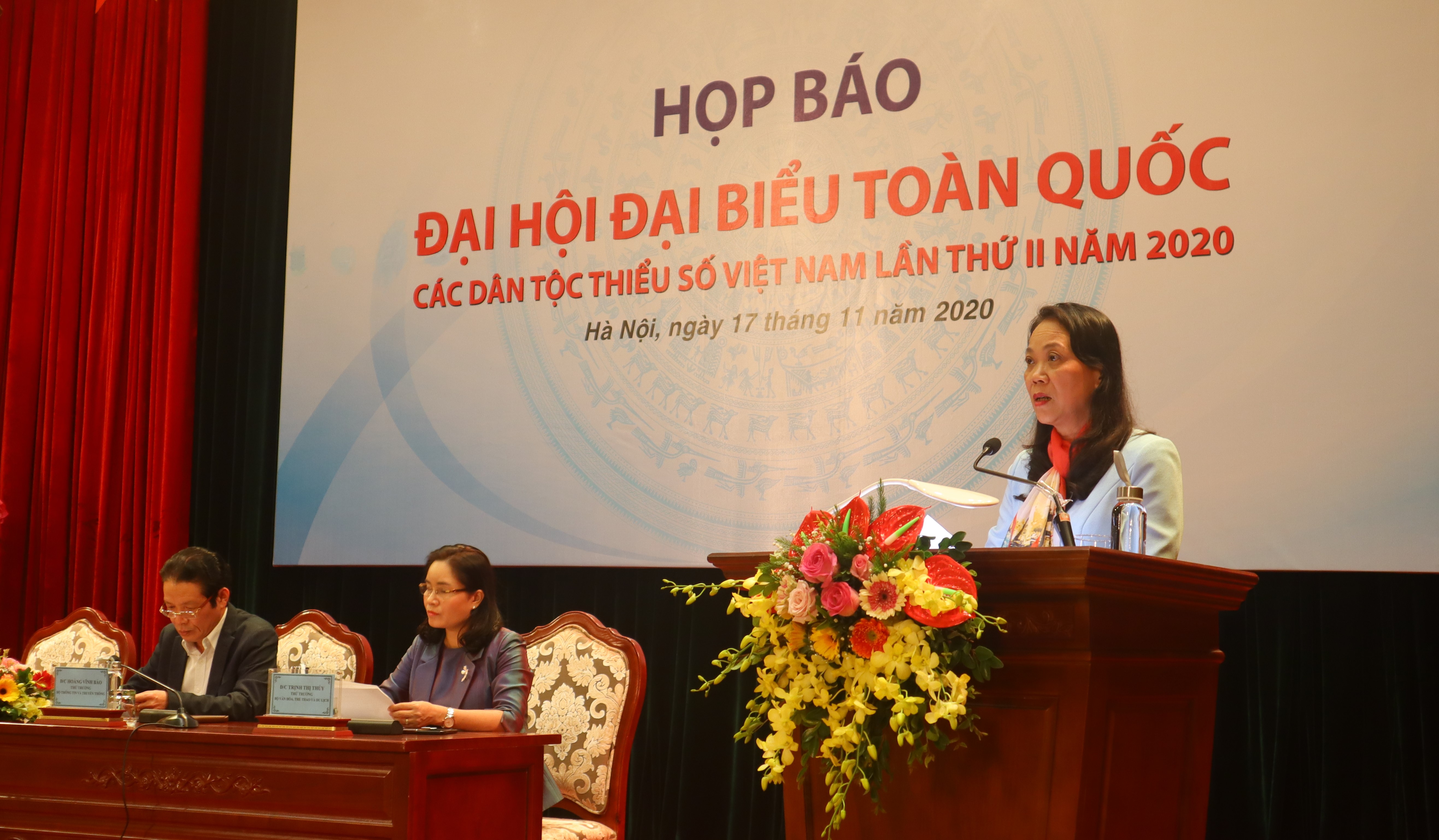 Thứ trưởng, Phó Chủ nhiệm UBDT Hoàng Thị Hạnh phát biểu tại buổi họp báo