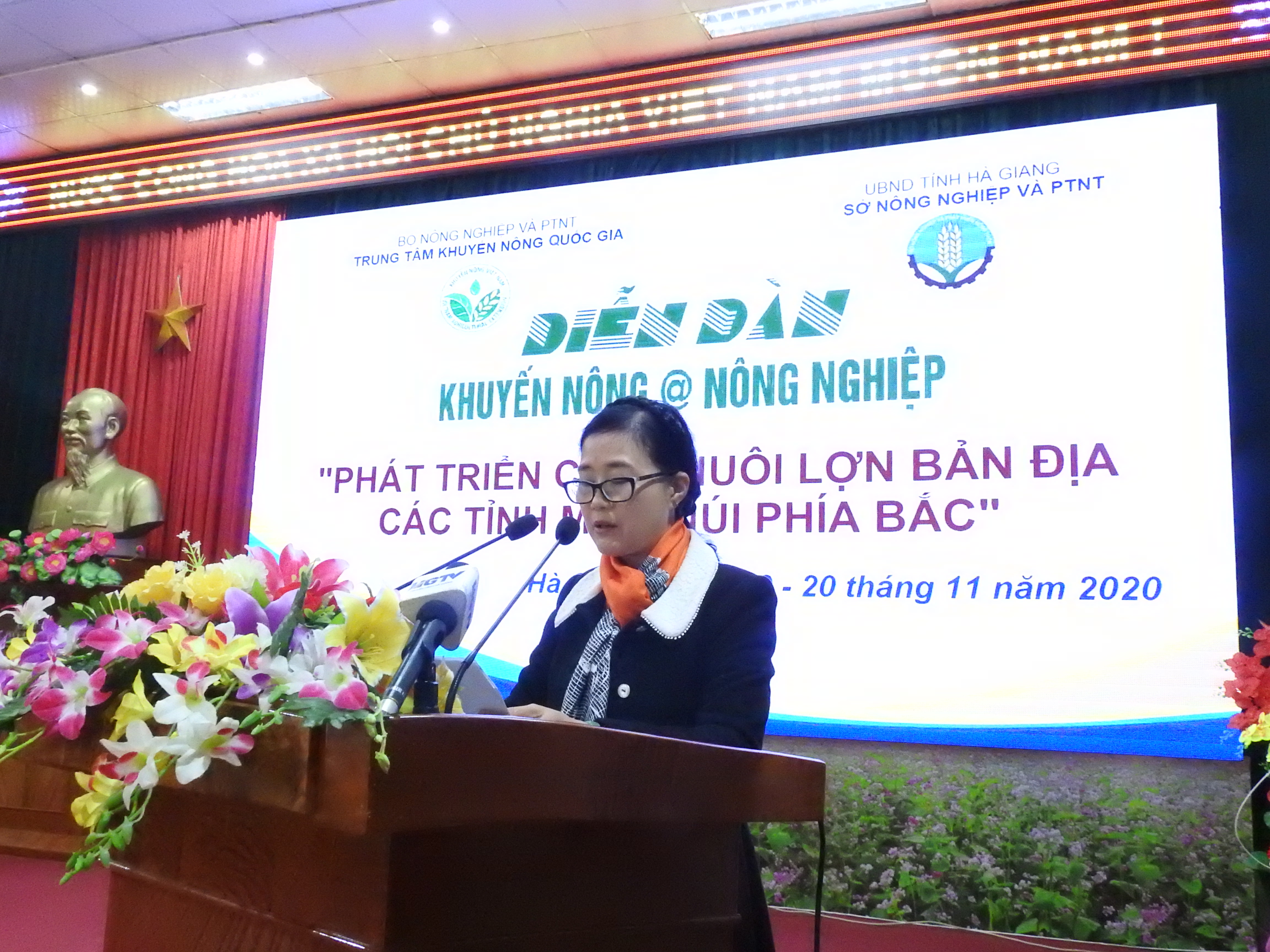 Tiến sĩ Hạ Thúy Hạnh, Phó Giám đốc Trung tâm Khuyến nông Quốc gia phát biểu tại diễn đàn.