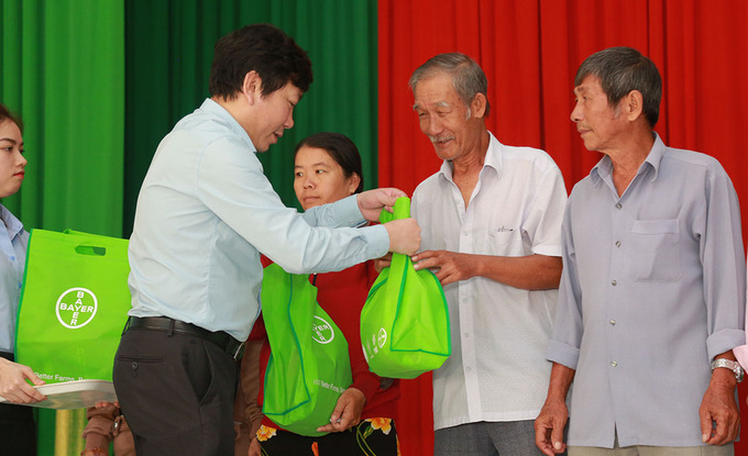 Đại diện nông dân xã Xuân Bảo và Bảo Bình tỉnh Đồng Nai nhận gói hỗ trợ ngô giống của Bayer. Ảnh: Trần Tiến.