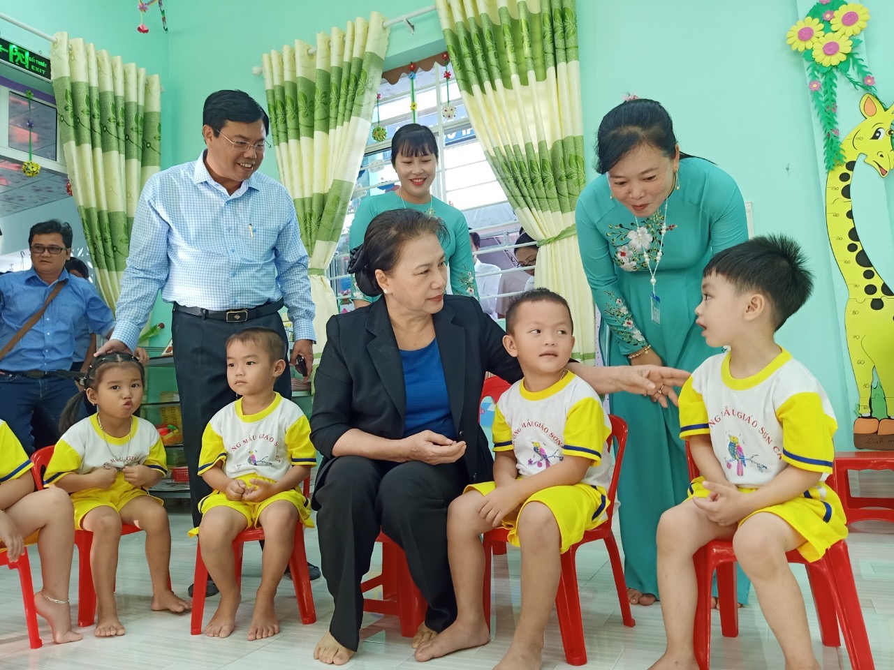 Chủ tịch Quốc hội Nguyễn Thị Kim Ngân thăm hỏi ân cần các cháu trường Mẫu giáo Sơn Ca.