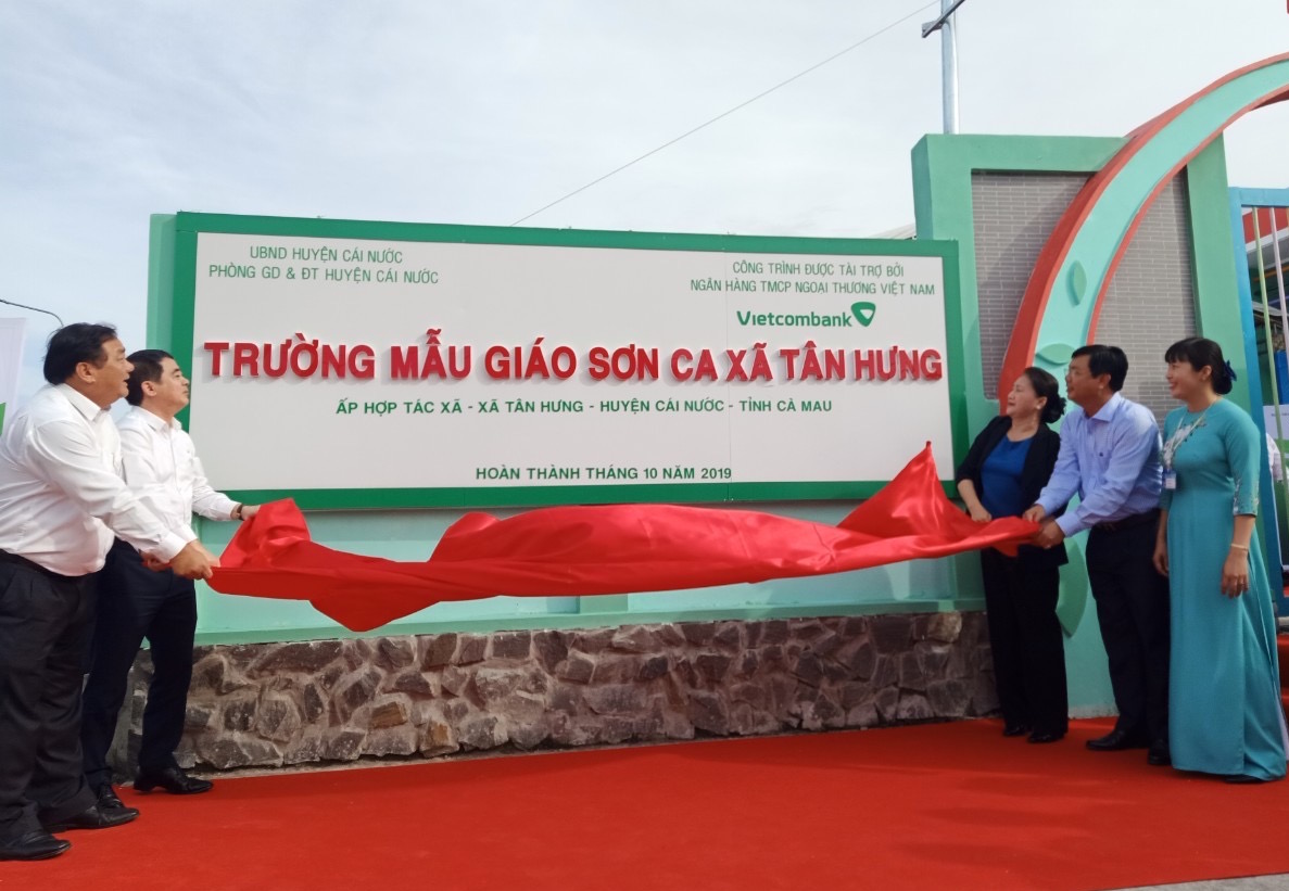 Chủ tịch Quốc hội Nguyễn Thị Kim Ngân thực hiện nghi thức lễ khánh thành Trường Mẫu giáo Sơn Ca