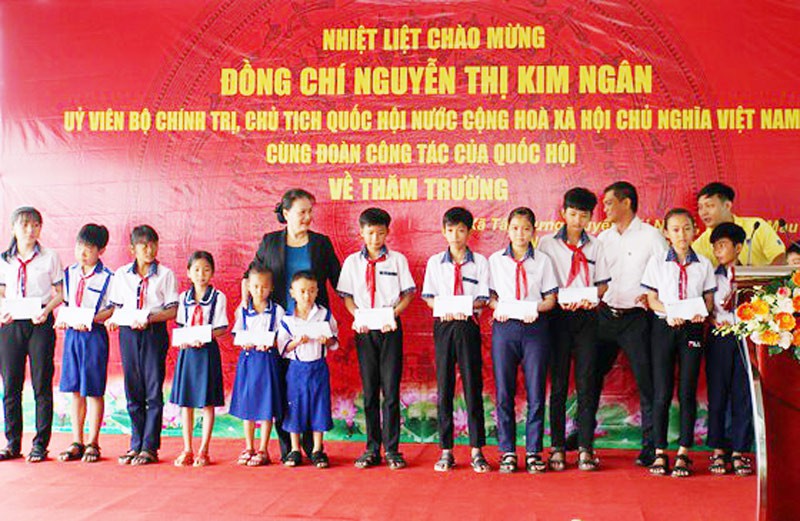 Chủ tịch Quốc hội Nguyễn Thị Kim Ngân đến thăm Trường Tiểu học - Trung học cơ sở Thạnh Hưng