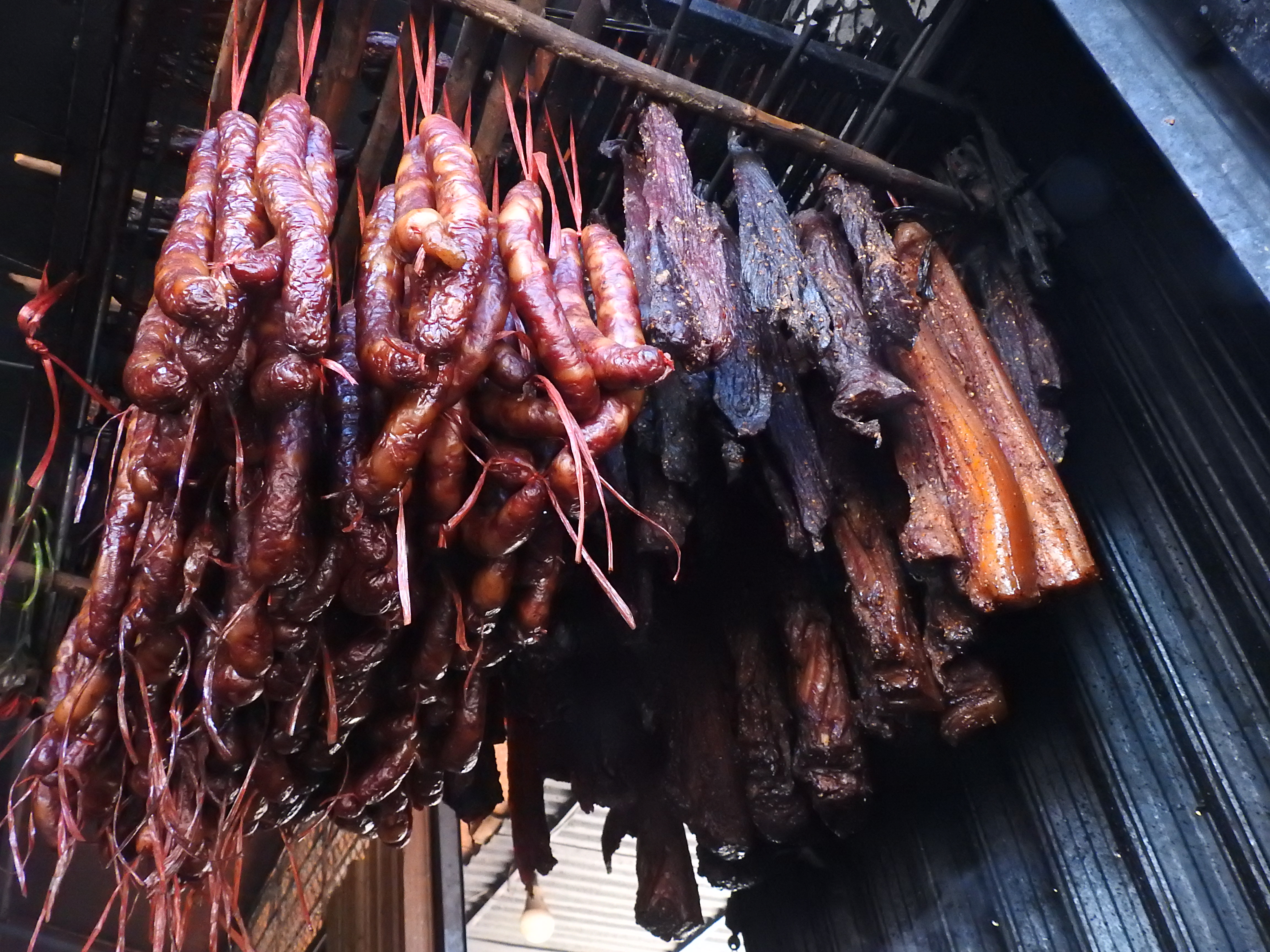 Đặc sản thịt gác bếp tại chợ Yên Minh