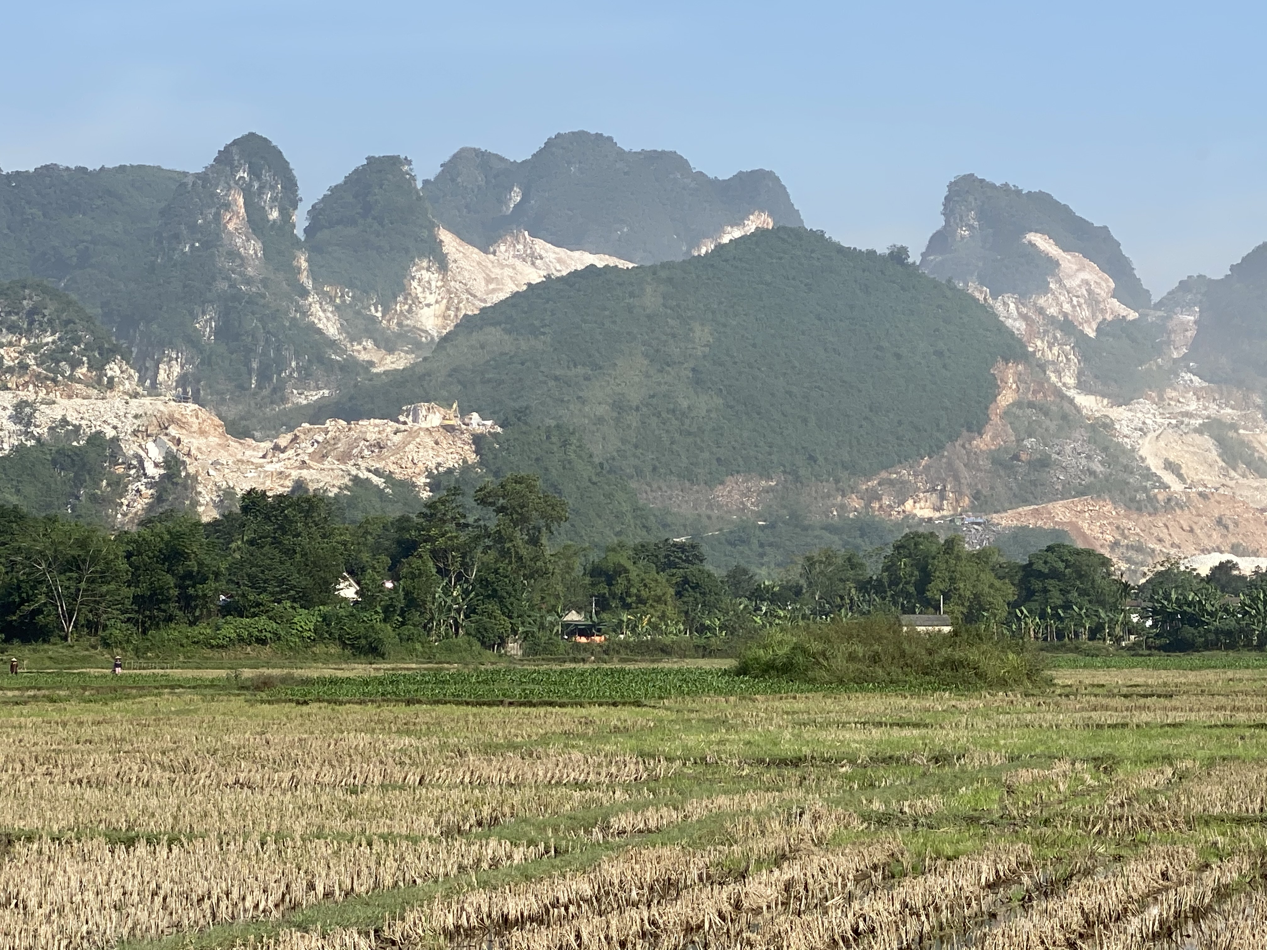 Những ngọn núi trên địa bàn huyện Quỳ Hợp bị bóc từng mảng, nham nhở vì khai thác khoáng sản