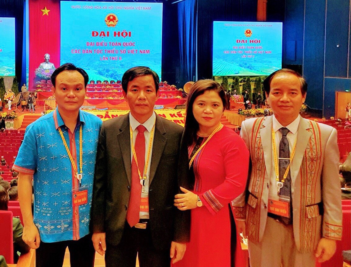 Ông Nguyễn Mạnh Hùng, Chủ tịch UBND huyện A Lưới tham dự Đại hội đại biểu toàn quốc các dân tộc thiểu số toàn quốc lần thứ II (áo xanh)