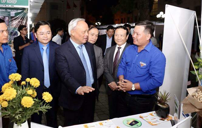 Phó Chủ tịch Quốc hội Uông Chu Lưu tham quan các gian hàng trưng bày tại buổi lễ. Ảnh: Văn Điệp/TTXVN