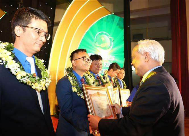 Phó Chủ tịch Quốc hội Uông Chu Lưu trao giải thưởng Lương Định Của vinh danh các thanh niên làm nông nghiệp xuất sắc trên toàn quốc. Ảnh: Văn Điệp/TTXVN