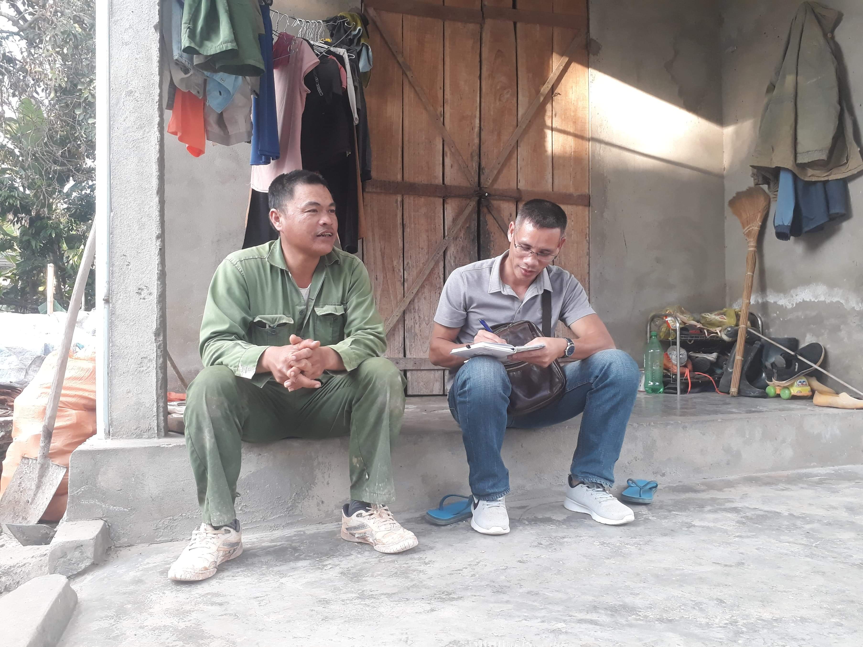 Phóng viên báo DT&PT trò chuyện cùng phu đá Lô Văn Điệp ở xóm Quang Thịnh xã Châu Quang