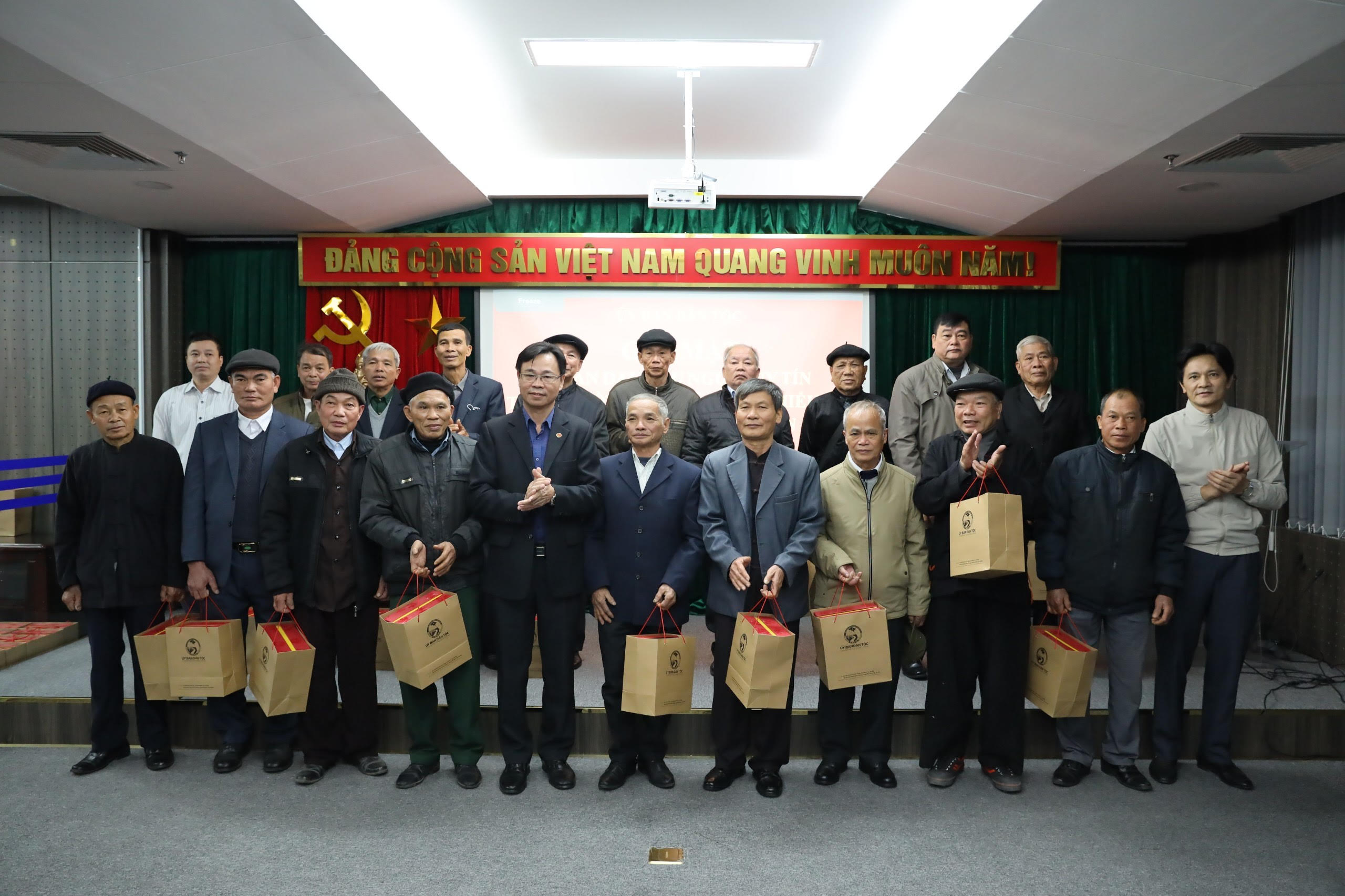 Ông Lưu Xuân Thủy, Vụ trưởng Vụ Dân tộc thiểu số UBDT tặng quà cho đại biểu Người có uy tín tỉnh Thái Nguyên