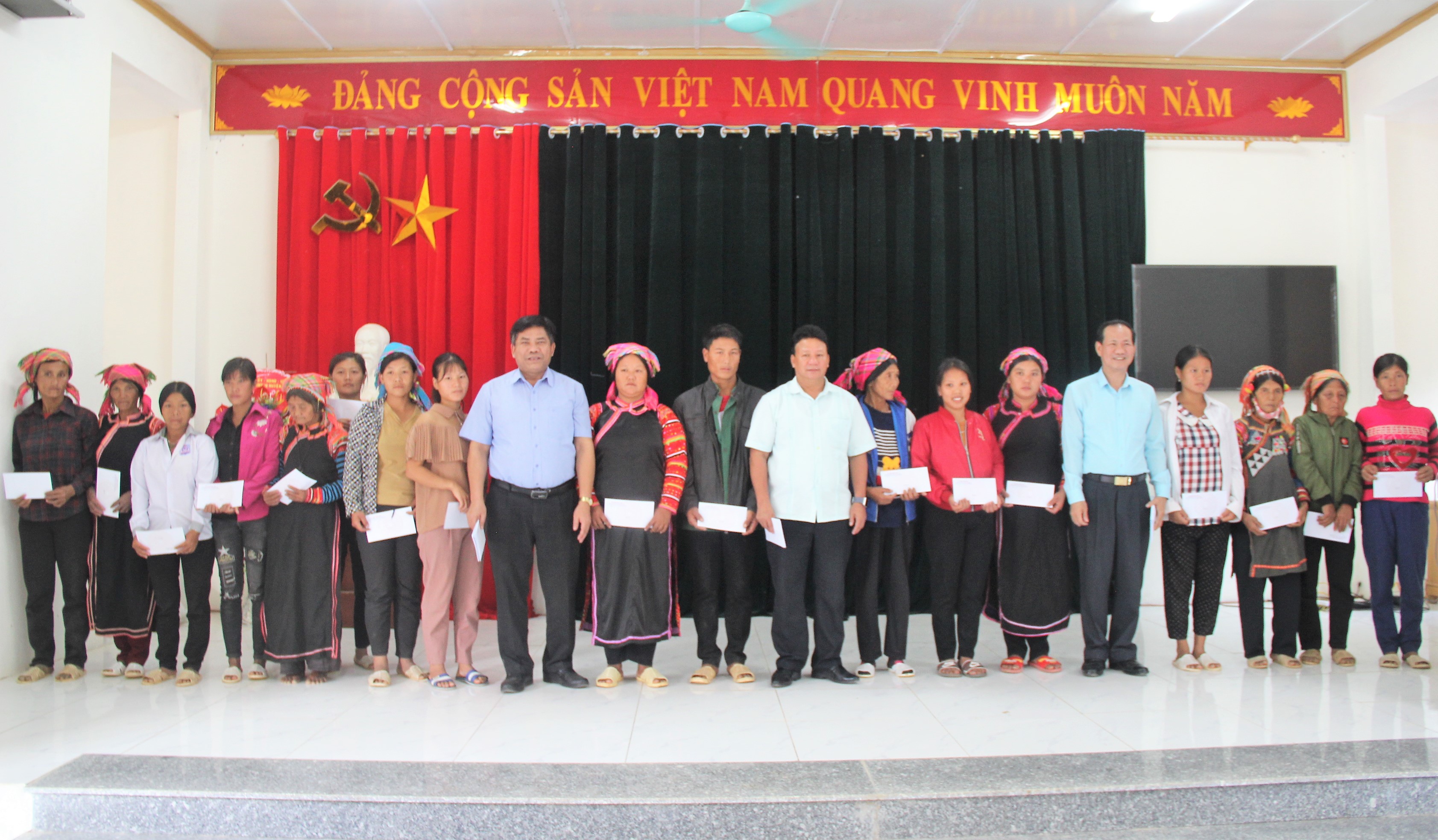 Đoàn công tác trao quà cho hộ nghèo, gia đình chính sách tại xã Bum Tở.