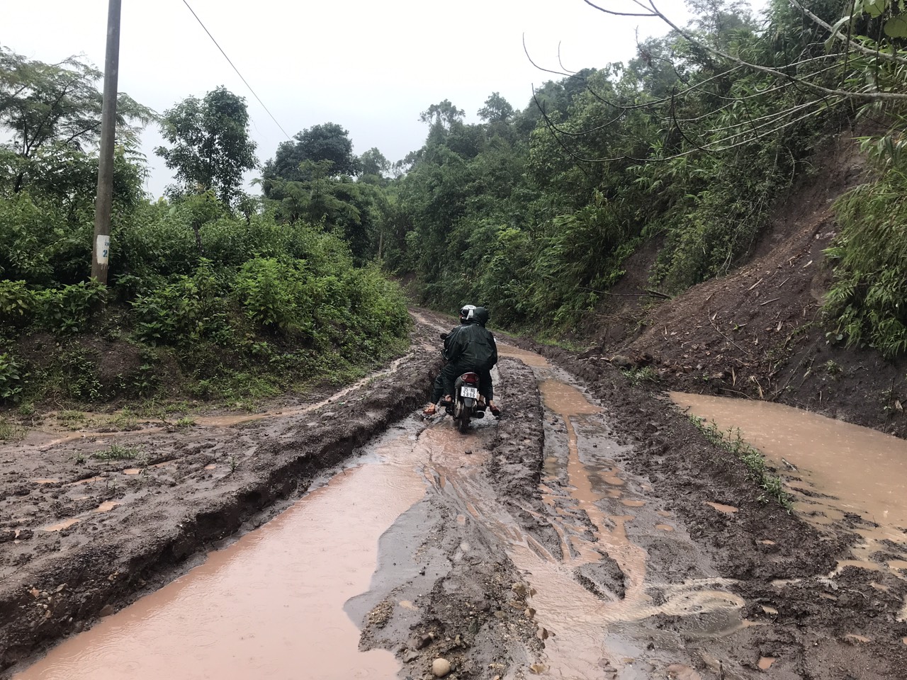 Đường giao thông tại nhiều xã đã xuống cấp nghiêm trọng (Trong ảnh: Đường vào bản Nậm Sin, xã Chung Chải, huyện Mường Nhé, Điện Biên)