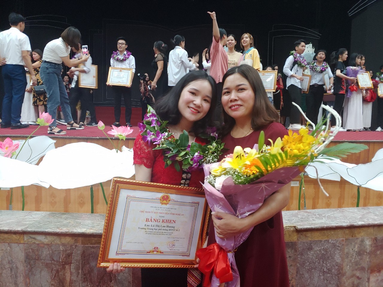 Lô Thị Lan Hương cùng mẹ tại Lễ tuyên dương học sinh đạt giải quốc tế, quốc gia và học sinh đạt điểm cao tại kỳ thi tốt nghiệp THPT năm 2020 tỉnh Nghệ An