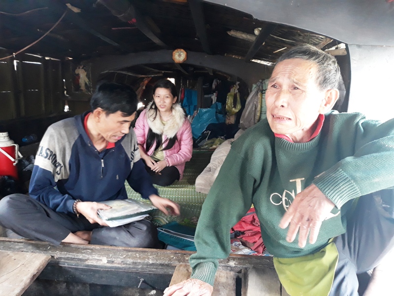 Ngư dân Trần Văn Mười cùng con trai cả Trần Văn Thìn và đứa cháu gái kém may mắn trong con thuyền chật chội