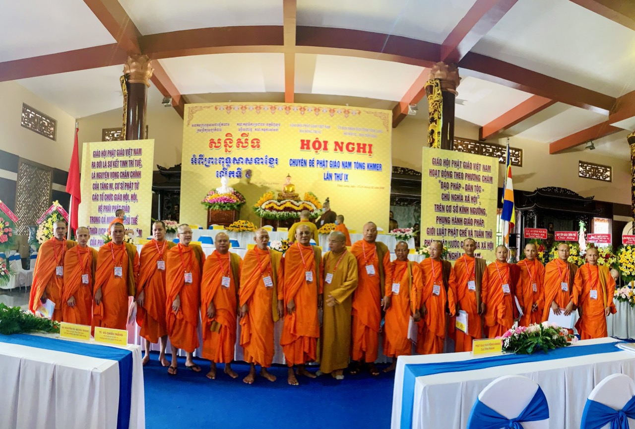 Các vị đại biểu Phật giáo Nam tông Khmer chụp ảnh lưu niệm tại Hội nghị.