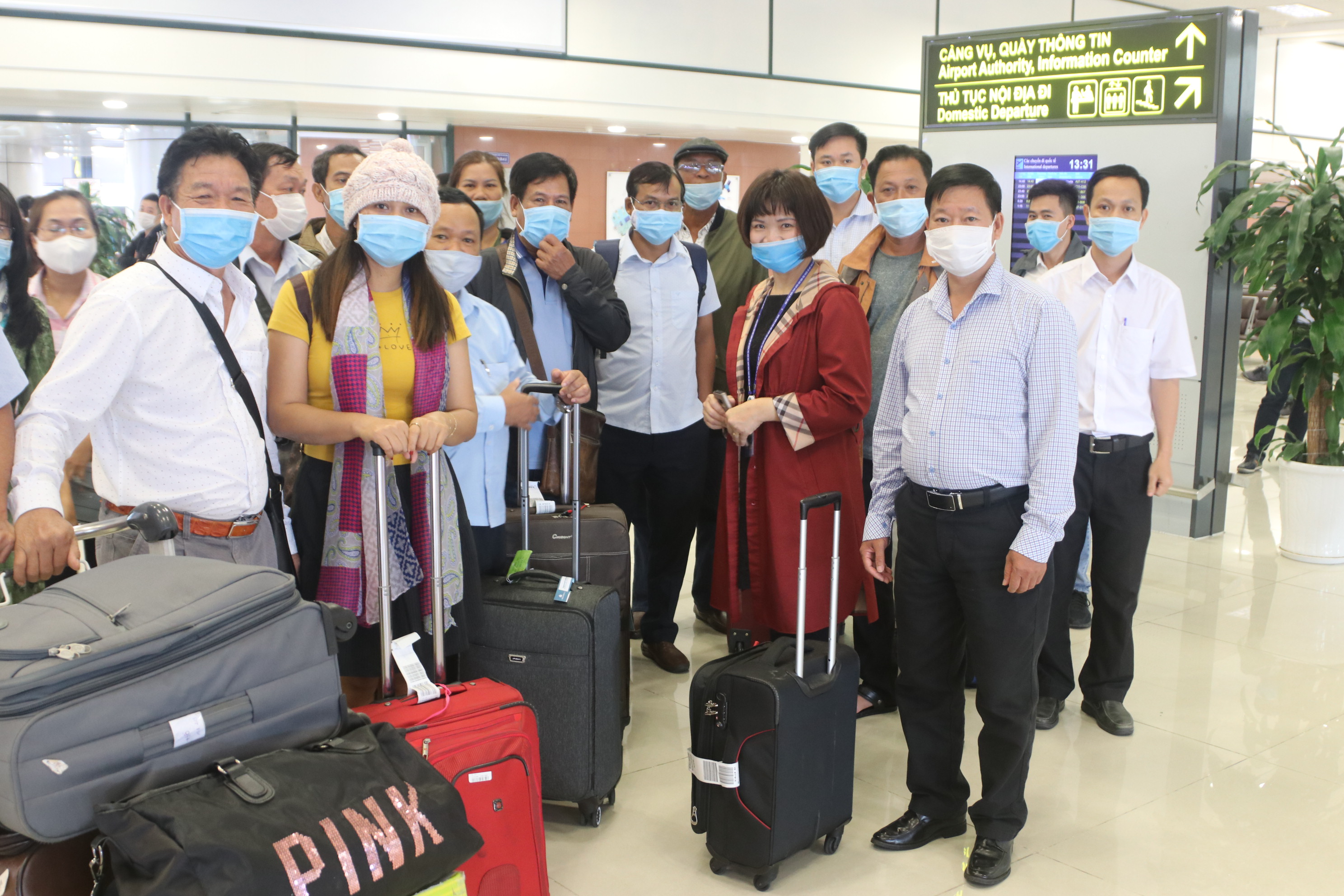 Ban Tổ chức tiếp đón Đoàn đại biểu tỉnh Đồng Nai tại sân bay Nội Bài