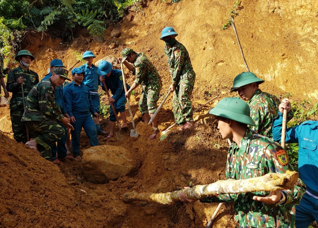 Chiến sĩ Đồn BP Ga Ry (BĐBP Quảng Nam) tham gia khắc phục sự cố tại điểm sạt lở thôn A Ting (Ảnh: A.N)