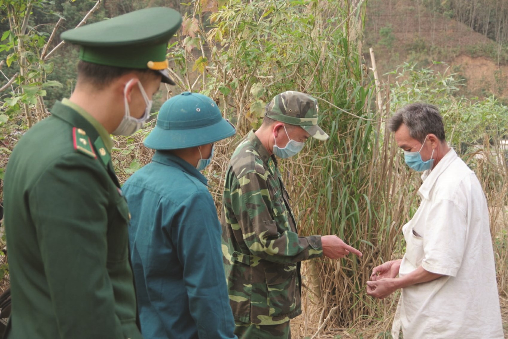 BĐBP Lai Châu hướng dẫn người dân các biện pháp phòng chống dịch Covid-19. 