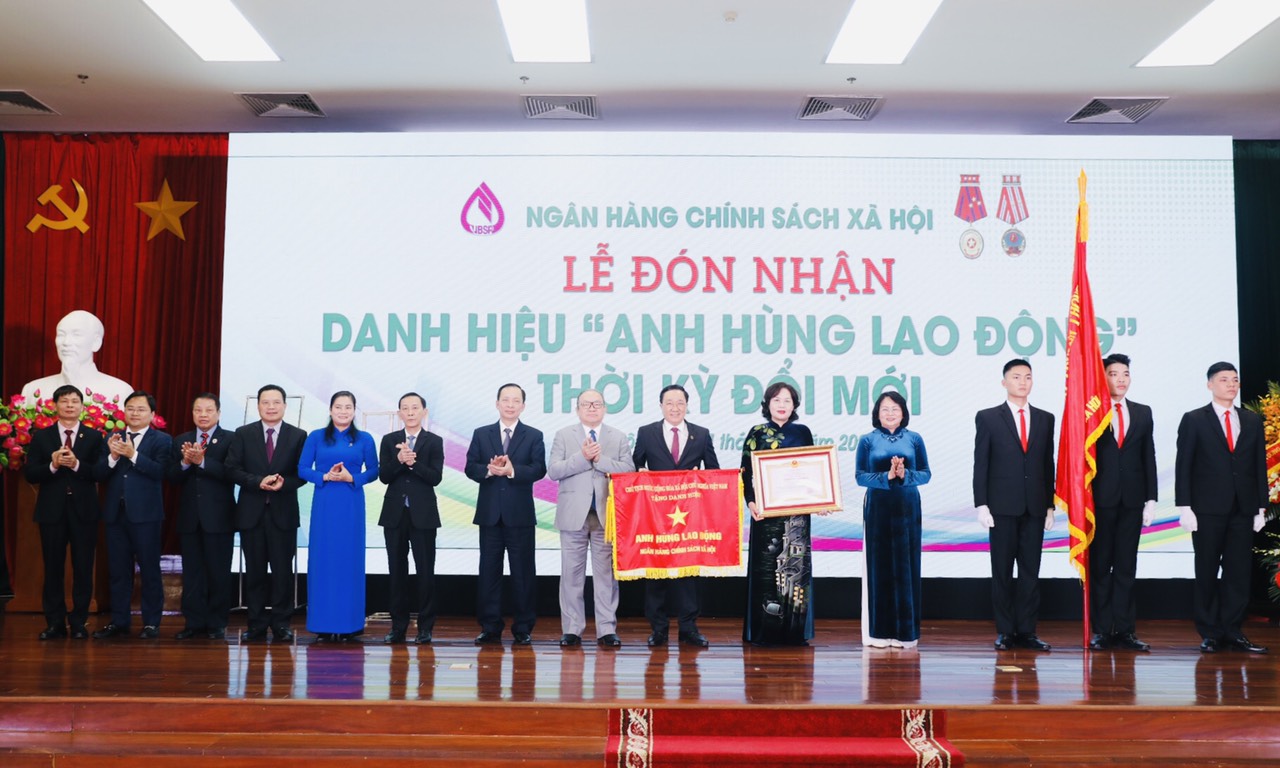 Phó Chủ tịch nước Đặng Thị Ngọc Thịnh đính huy hiệu trao Bằng chứng nhận “Anh hùng lao động” thời kỳ đổi mới cho NHCSXH.
