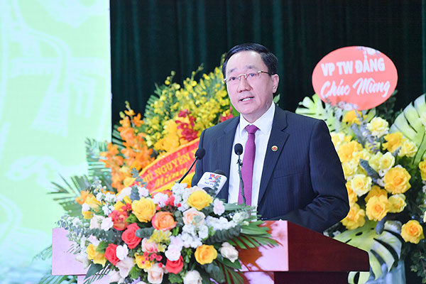 Tổng Giám đốc NHCSXH Dương Quyết Thắng báo cáo kết quả thực hiện Chiến lược phát triển NHCSXH giai đoạn 2011 – 2020.