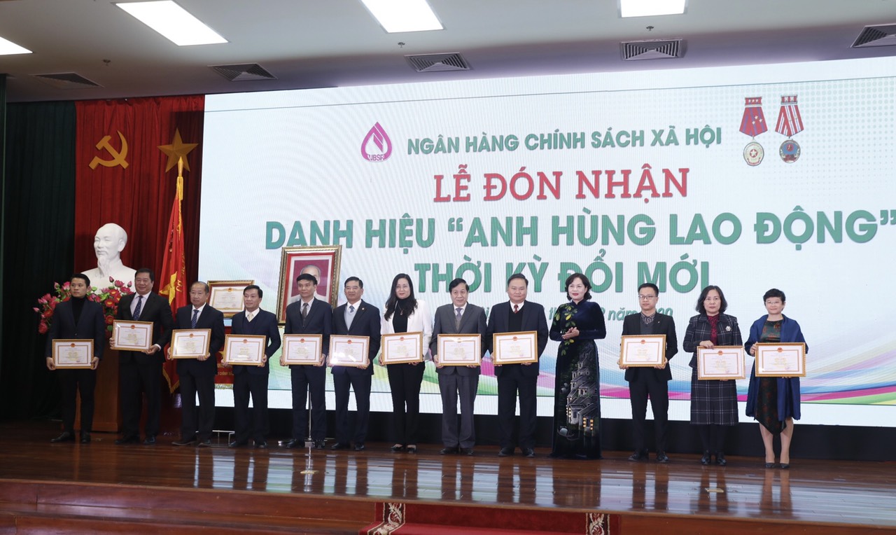 Thống đốc NHNN kiêm Chủ tịch HĐQT NHCSXH Nguyễn Thị Hồng đã trao tặng bằng khen cho 16 tập thể đã có thành tích xuất sắc và 14 cá nhân đã có nhiều thành tích trong thực hiện Chiến lược phát triển NHCSXH giai đoạn 2011-2020.